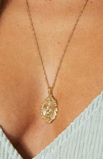 Right On Pendant Necklace Gold