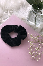 Ari Scrunchie Black Velvet